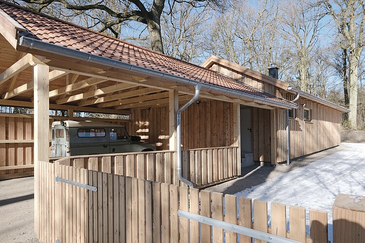 Carport aus Holz mit einen Geländewagen
