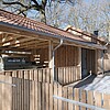 Carport aus Holz mit einen Geländewagen