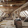 Im Dachstuhl des Schafstalls im Stift Obernkirchen stehen historischen Sollingplatten der Dachdeckung.