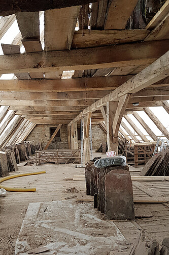 Im Dachstuhl des Schafstalls im Stift Obernkirchen stehen historischen Sollingplatten der Dachdeckung.