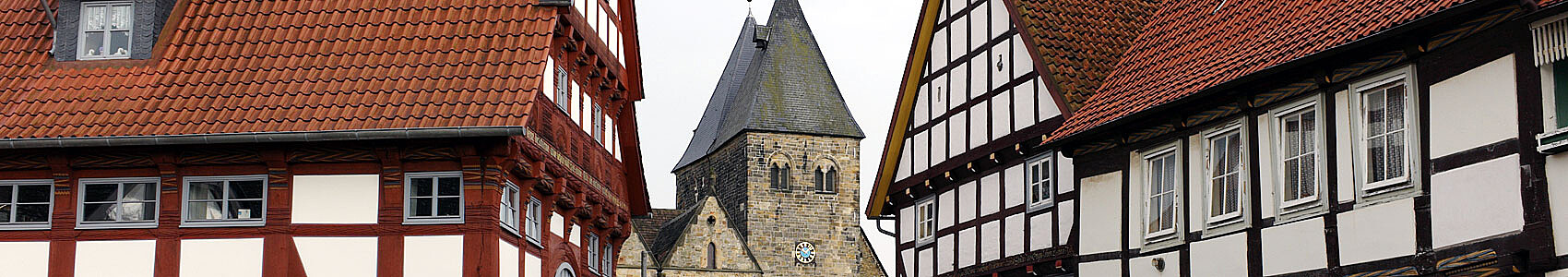 Turm zwischen Fachwerk: Blick auf die Stiftskirche in Obernkirchen. Foto: Click im Kloster Obernkirchen