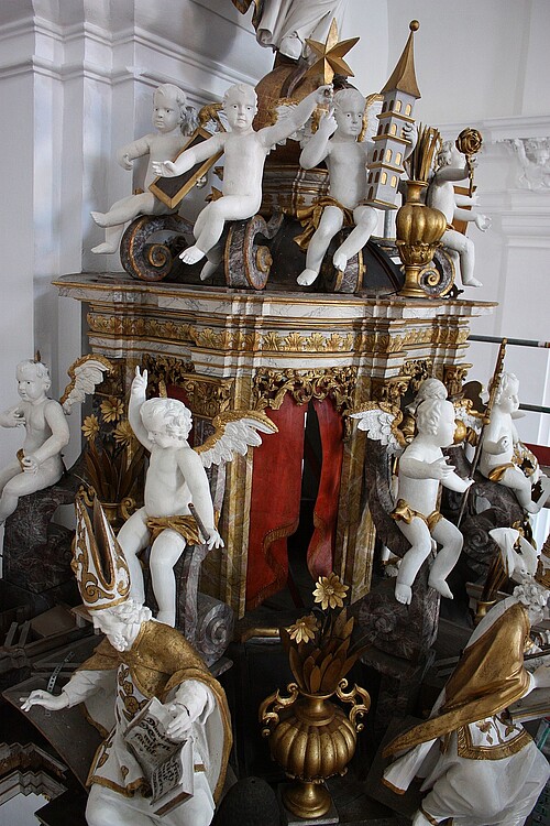 Der oberer Teil einer reich mit Figuren verzierten Kanzel in der Klosterkirche Grauhof.