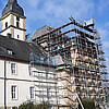 Eine Seite der hellen Fassade der Stiftskirche Grauhof ist eingerüstet.