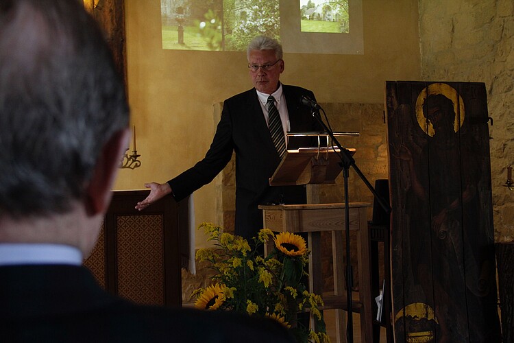 Klosterkammer-Präsident Hans-Christian Biallas hält eine Rede.