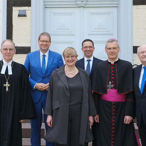 Gruppenbild: fünf Männer und eine Frau.