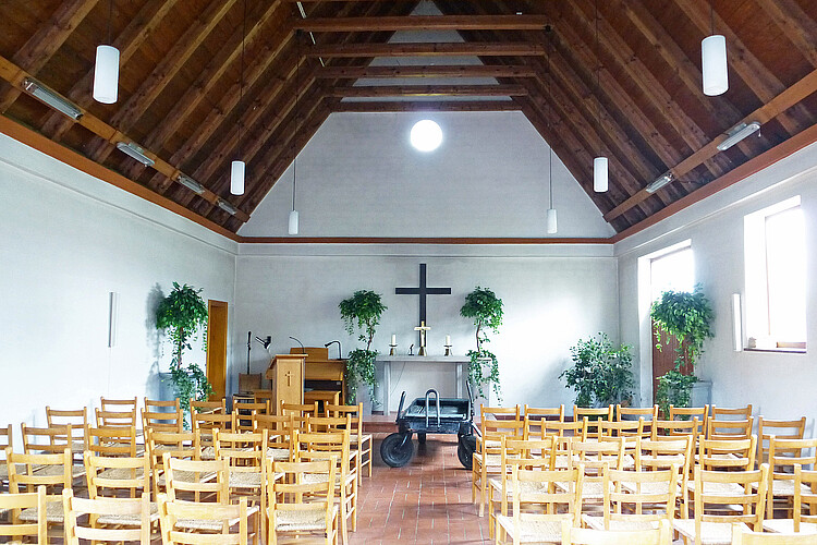 Blick in den Raum der Kapelle mit Bestuhlung vor der Renovierung.