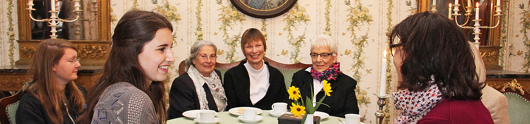 Begegnung im Kloster Mariensee zu der Foto-Ausstellung zum Workshop Click im Kloster. Foto: Klosterkammer/Lina Hatscher