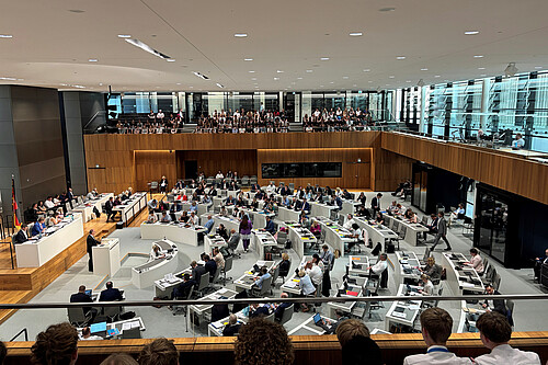 Blick in den weitgehend besetzten Plenarsaal des Landtages.