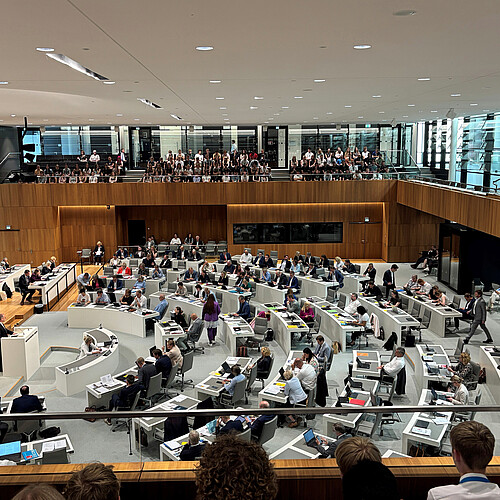 Blick in den weitgehend besetzten Plenarsaal des Landtages.