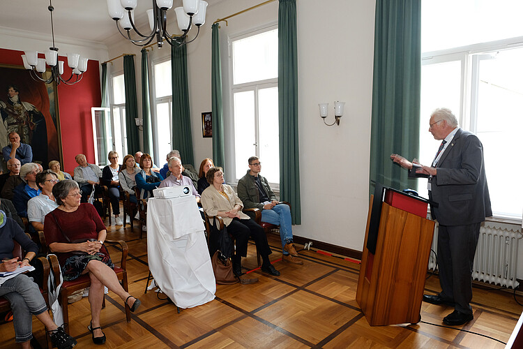 Klosterkammer-Präsident Hans-Christian Biallas erklärte im Sitzungssaal den Aufbau der Klosterkammer.