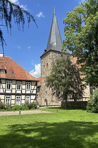 Bilck auf eine Kirche in einem parkähnlichen Garten.