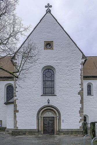 Ansicht der nördlichem Querhausfassade mit dem Hauptportal.