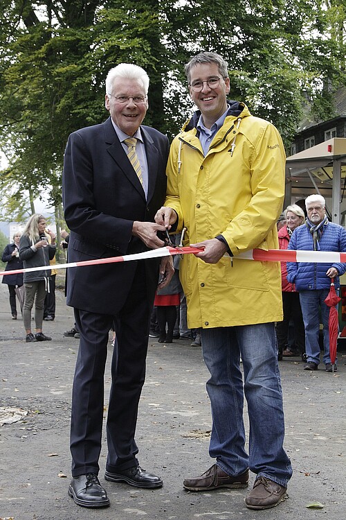 Klosterkammer-Präsident Hans-Christian Biallas und Oberbürgermeister Dr. Oliver Junk zerschneiden ein Band.