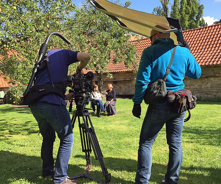 Ein Fernsehteam des NDR bei Filmaufnahmen in dem Garten des Klosters Wülfinghausen.