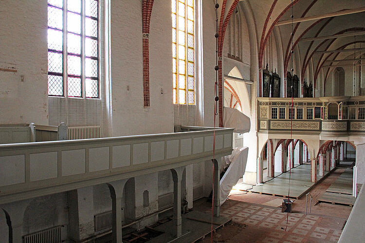 Blick in den Innenraum der Klosterkirche Ebstorf während der Sanierung durch die Klosterkammer.