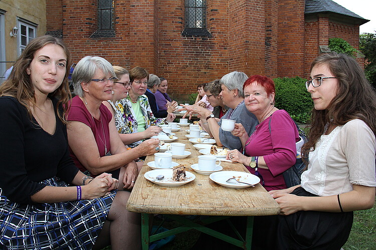 Eine Gruppe von Frauen sitzt an einer Kaffeetafel.