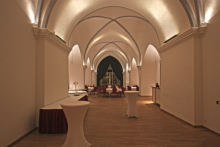 Der Raum auf der ehemaligen Nonnenempore kann für verschiedene festliche Anlässe genutzt werden.