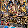 Drei Figuren des Altarreliefs in Nahaufnahme - davor liegen Schwämmchen, die zur Reinigung verwendet wurden.