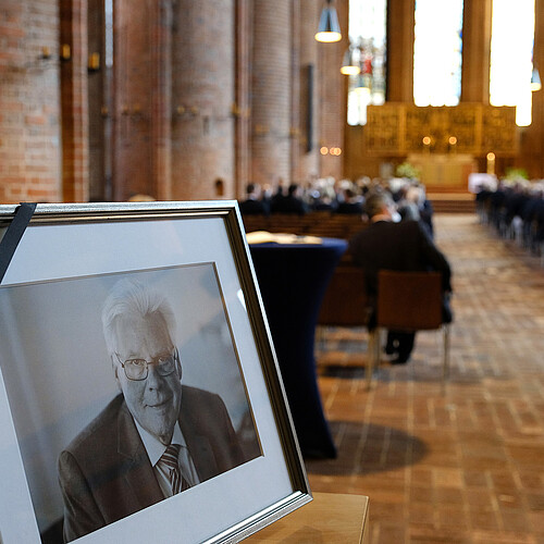 Blick in die Marktkirche Hannover zur Gedenkfeier für den Klosterkammer-Präsidenten Hans-Christian Biallas. Im Vordergrund ist ein Foto von ihm in Schwarz-Weiß aufgestellt mit einem schwarzen Trauerband.