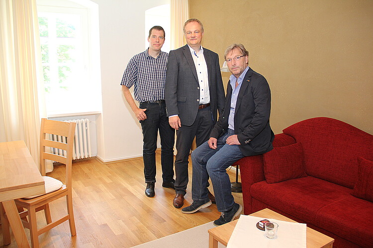 Drei Männer, darunter Dr. Tim Wameling, Baudezernent der Klosterkammer und Reiner Dittmann, Bauleiter der Klosterkammer, in einem neu gestalteten Raum im Kloster Barsinghausen.