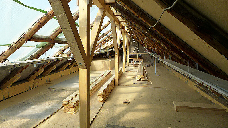 Neue Balken wurden im Dachgeschoss eines alten Gebäudes eingezogen.