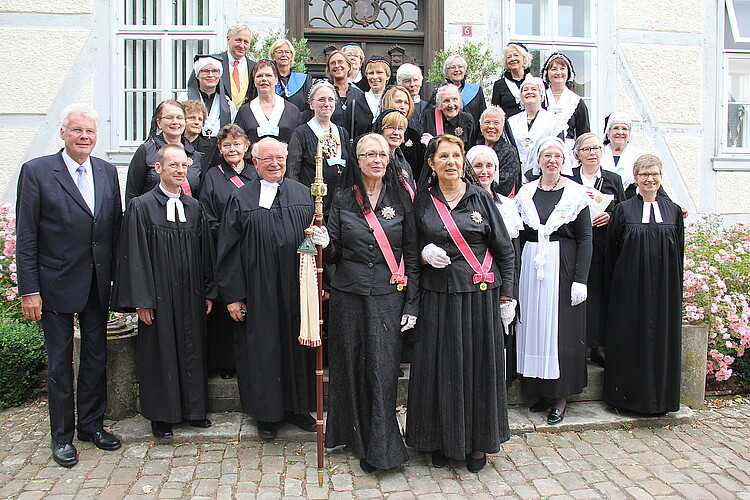 Eine Gruppe von Personen, darunter Katrin Woitack, Äbtissin des Stifts Fischbeck und Klosterkammer-Präsident Hans-Christian Biallas.