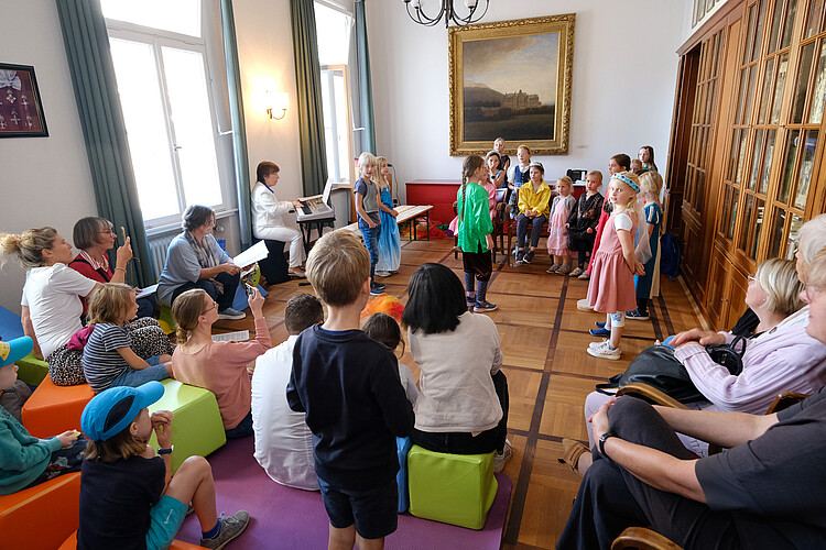 Ein Kinderchor singt vor Publikum.