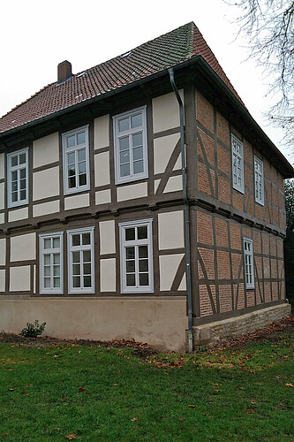 Blick von einer weiteren Seite auf ein restauriertes Fachwerk-Gebäude.