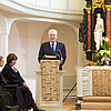 Ein Herr in dunklem Anzug steht an einem Rednerpult in der Klosterkirche Ebstorf, neben ihm ist ein Teil des Altars zu sehen.