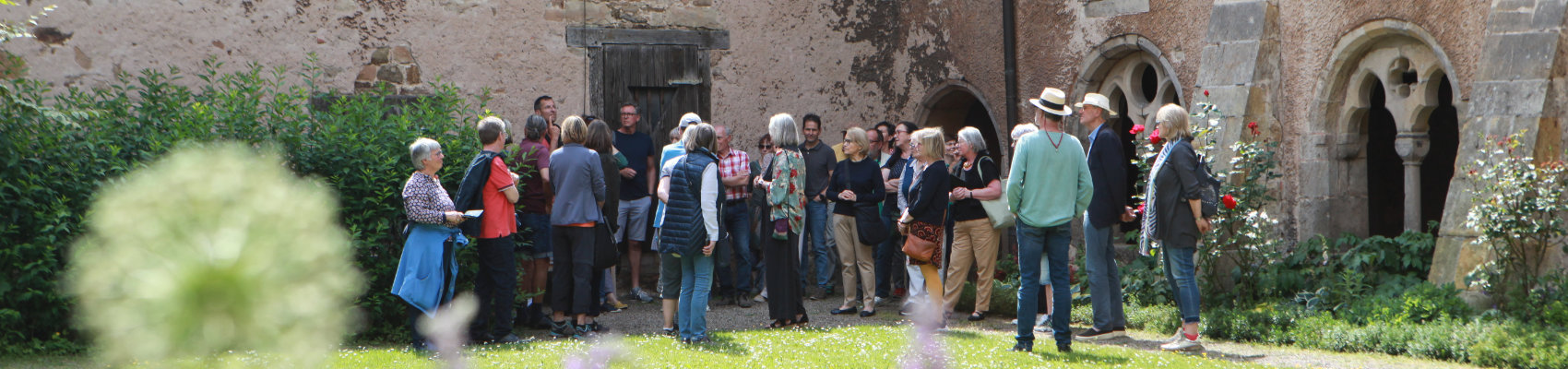 Eine Besuchergruppe im Kreuzhof des Stiftes Fischbeck. Foto: Katrin Kutter