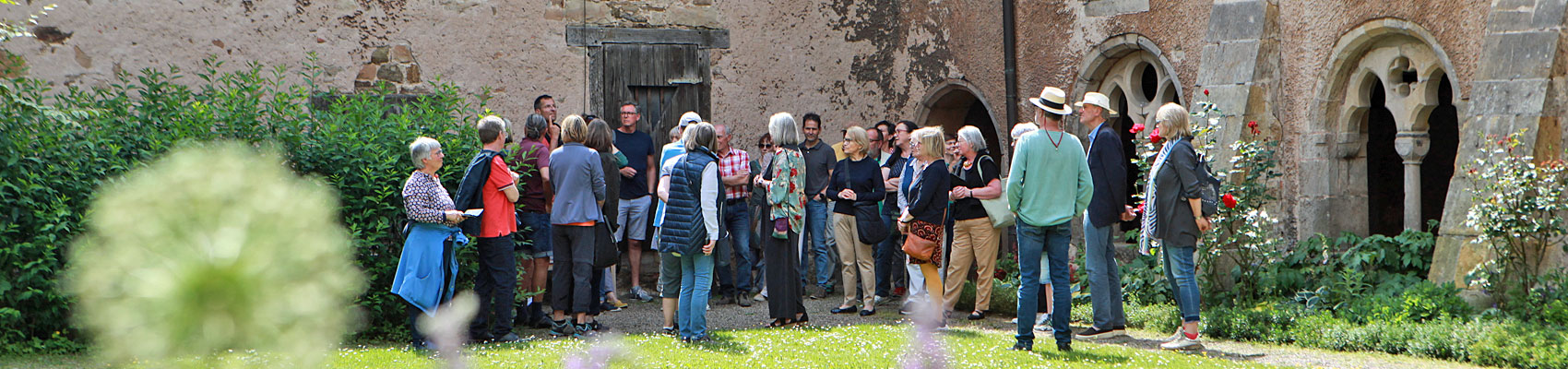 Eine Besuchergruppe im Kreuzhof des Stiftes Fischbeck. Foto: Katrin Kutter