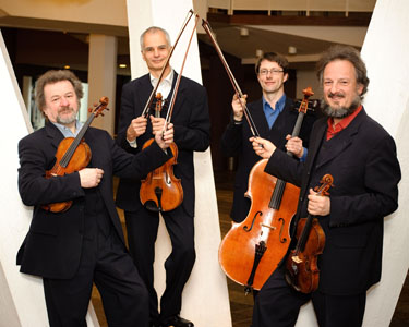 Vier Musiker mit ihren Instrumenten.