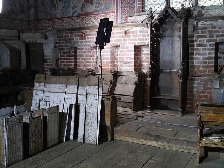 Sehr alte hölzerne Sitzbank, die Klosterfrauen während des Gottesdienstes nutzten werden restauriert.
