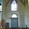 Der Eingangsbereich zu einer Kirche von innen fotografiert.