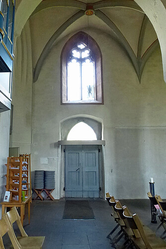 Der Eingangsbereich zu einer Kirche von innen fotografiert.