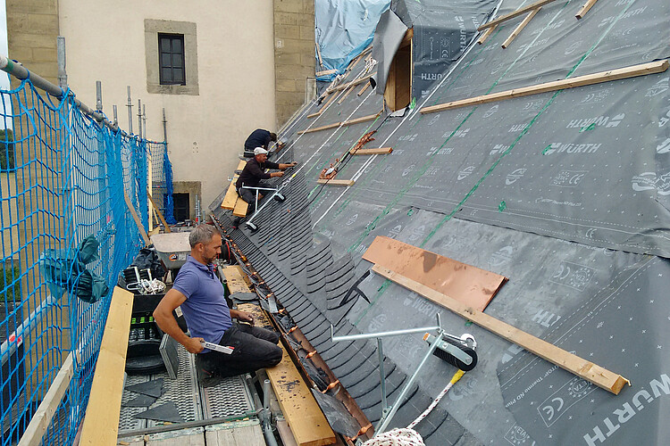 Teilweise musste das Dach neu eingedeckt werden - hier wird daran gearbeitet.